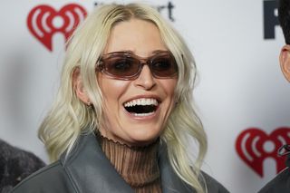 Emily Armstrong OGOLIŁA głowę fana na scenie! Zaskakująca sytuacja na słynnym festiwalu