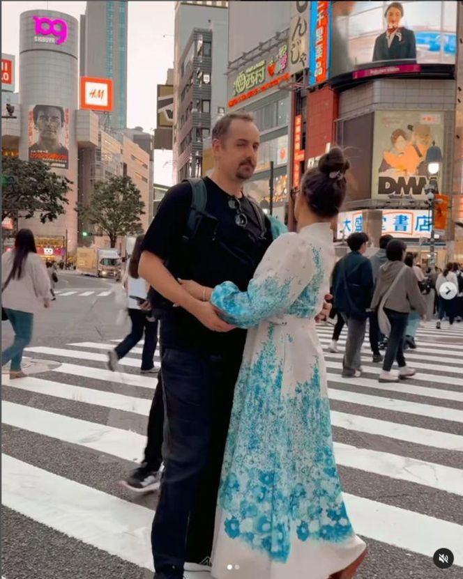 Anna Mucha w obłędnej kiecce migdali się z ukochanym na środku zatłoczonej ulicy! Co za sceny!