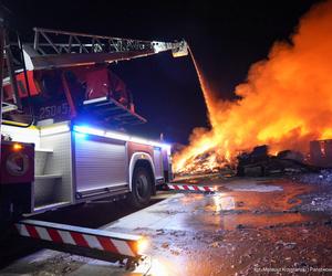 Gigantyczny pożar w Koniecpolu! Ogień w firmie składującej odpady [ZDJĘCIA]