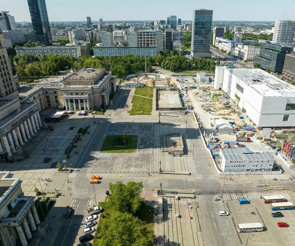 Plac Defilad w Warszawie pomiędzy PKiN a ul. Marszałkowską. Po prawej stronie budowa MSN, proj. Thomas Phifer and Partners