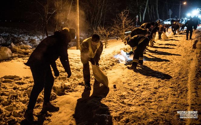 Płock. Alarm przeciwpowodziowy na Wiśle. Żołnierze WOT pracowali całą noć, by pomóc mieszkańcom