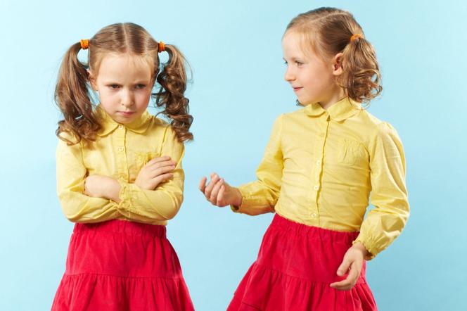 Dwie dziewczynki w żółto czerwonych strojach
