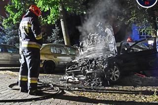Mercedes płonął jak pochodnia. Pożar auta na Woli