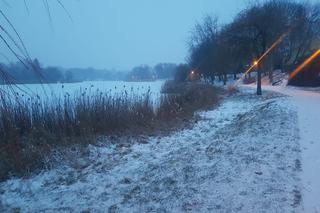 Zima zaatakowała w Olsztynie. Sypie śnieg, na drogach ślisko [ZDJĘCIA]