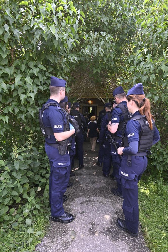 Policja na Osiedlu Przyjaźń w Warszawie 