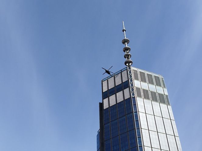 Blackhawk latał nad Warszawą. Zawisł nad najwyższym wieżowcem