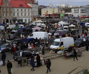 Styczniowa giełda staroci na placu Zamkowym w Lublinie