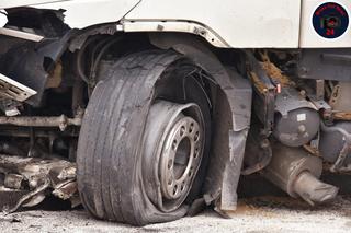 Totalna demolka na al. Prymasa Tysiąclecia. Ciężarówka uderzyła w bariery