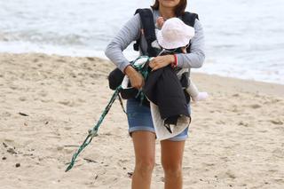 Anna Starmach z dzieckiem na plaży