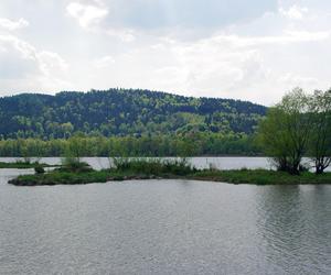 To jedno z topowych jezior w Małopolsce. Latem jest oblegane przez urlopowiczów