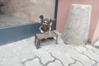 Myszka Molly jako zapracowany szklarz. Kolejna figurka z brązu stanęła, a właściwie usiadła za warsztatowym stołem przy bydgoskiej ulicy