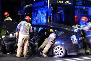 Wjechał pod autobus, trafił do szpitala i dostał mandat