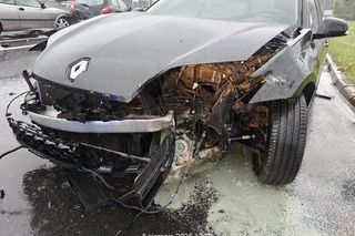 ​Karambol w deszczu przy wyjeździe z galerii handlowej w Lesznie 