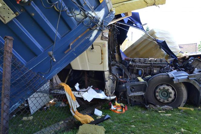 Nowe Brzesko. Tir wjechał w przystanek autobusowy