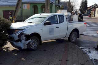 Zapatrzył się w nawigację i od razu pożałował. Kierowca pickupa zmiótł Renault z drogi 