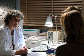 M jak miłość odc. 1782. Kama (Michalina Sosna), Marcin (Mikołaj Roznerski), lekarka (Hanna Chojnacka)