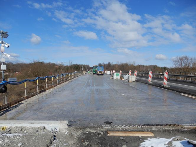 W Brodach na drodze krajowej nr 9 trwa remont mostu. Obowiązuje ruch wahadłowy