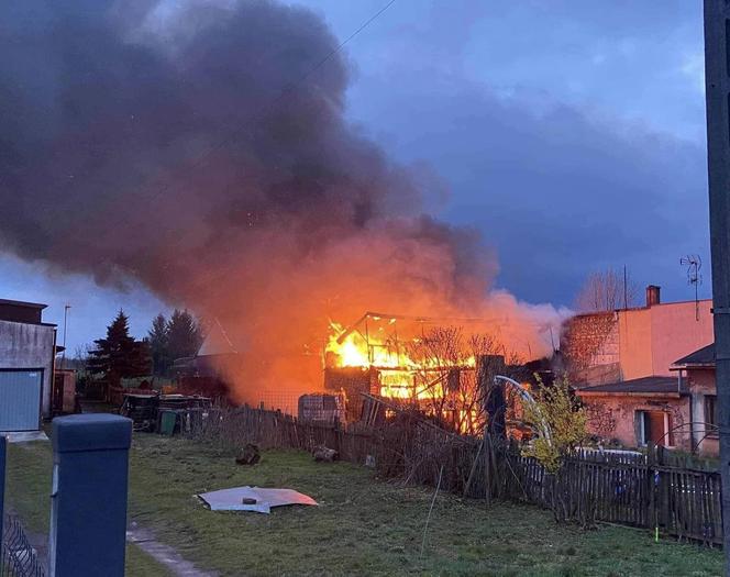 Pożar budynków gospodarczych w Dąbrowie Górniczej