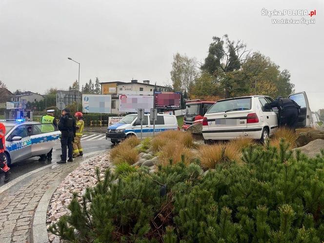 Pijany 66-letni kierowca z Wodzisławia zaparkował...na środku ronda