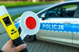 W Skórcu policjanci ścigali pijanego kierowcę, który jechał bez uprawnień