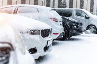 Na śnieżycach i -10 stopni się nie skończy. Prawdziwy kontratak zimy. „Padać może w całym kraju”