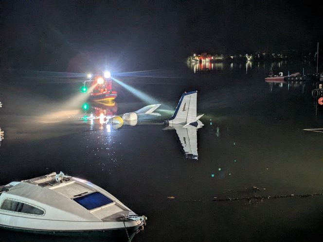Awionetka runęła do jeziora międzybrodzkiego w Żywcu. Pilot uratowany, awionetka również