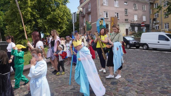 Dni Bajki 2024. W centrum Olsztyna zrobiło się bajkowo. Dzieci przejęły władzę nad miastem [ZDJĘCIA]