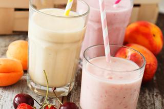 Jogurtowe smoothie z truskawek i brzoskwini
