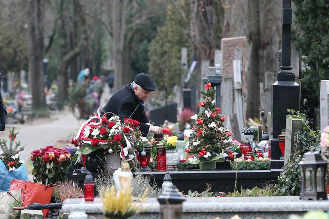 Prezes zawiózł choinkę na grób mamy