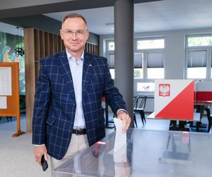 Prezydent RP Andrzej Duda głosował w lokalu wyborczym w Szkole Podstawowej nr 1 przy ulicy Partyzanckiej 15 w Ostrowie Wielkopolskim