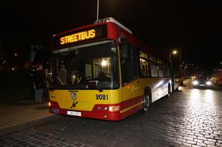 Streetbus powrócił na ulice Wrocławia. W specjalnym autobusie na bezdomnych czeka ciepły posiłek i pomoc medyczna