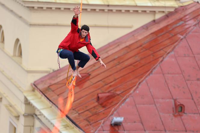   Urban Highline Festival 2023 w Lublinie. Slacklinerzy robią cuda na linach!