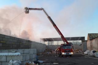 Ogromny pożar na terenie zakładu recyklingu odpadów w Rawiczu