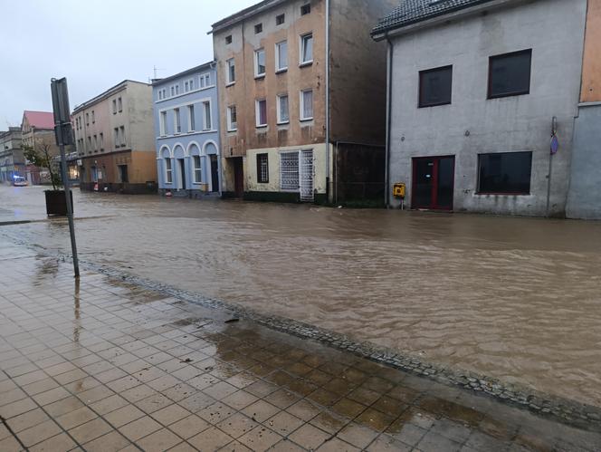 Zagrożenie powodziowe. Głuchołazy. Woda przelała się przez wały. Zalewa miasto