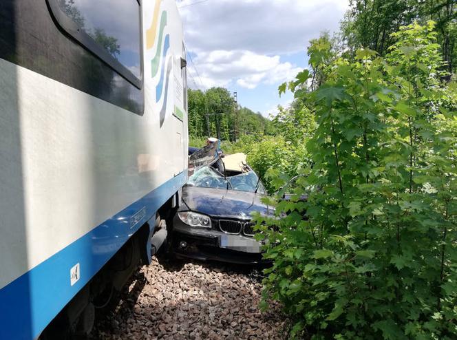 Koszmarny wypadek w Mikołowie! Kobieta w BMW wjechała pod pociąg