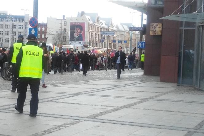 Trudności z przejazdem mogą mieć kierowcy samochodów oraz pojazdy komunikacji miejskiej (zdjęcie poglądowe)