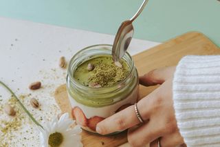 Nie tylko matcha latte. Podpowiadamy, jak jeszcze wykorzystać tę herbatę w kuchni