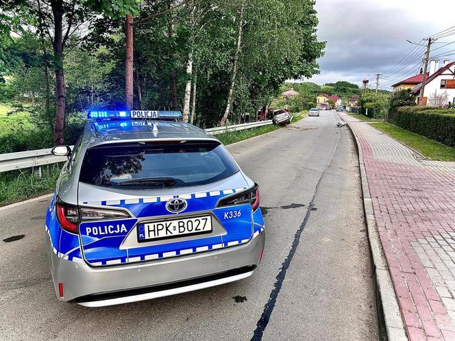 Mazda złamała się na pół po uderzeniu w drzewo. Nie żyje 18-latek