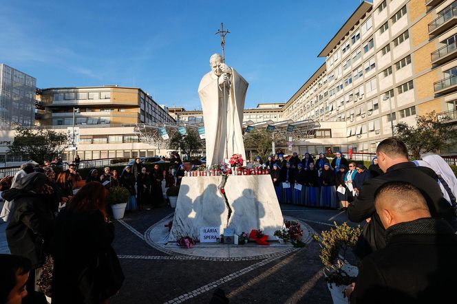 Wierni modlą się za papieża Franciszka. Tłum pod kliniką Gemelli w Watykanie