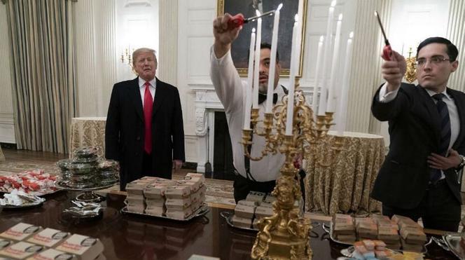Trump przywitał gości... hamburgerami z fast foodu