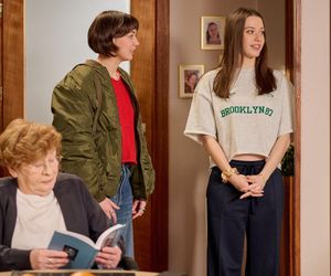 Na Wspólnej odc. 4011. Krystyna Agier (Małgorzata Knothe), Ula (Julia Jurek)