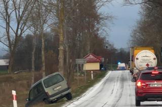 Szklanka na drodze Mrągowo - Kętrzyn. Auta jeżdżą jak sanki