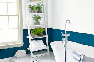 Łazienka z dwiema kontrastowymi barwami na ścianach