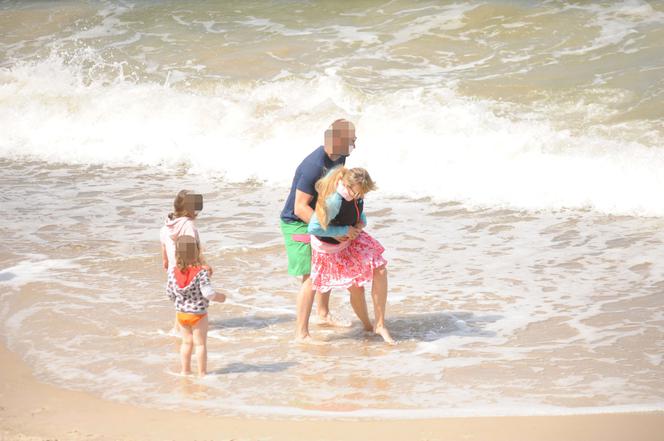 Anna Guzik z rodziną na plaży