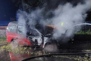 Pożar samochodu w Radłowie był efektem podpalenia. Policjanci ustalają tożsamość sprawcy