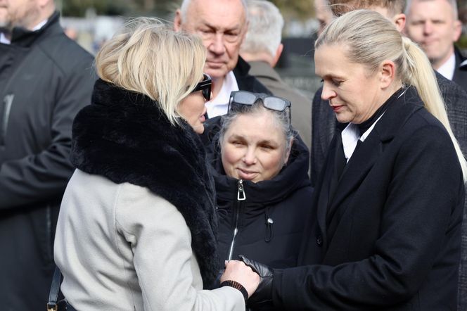 Joanna Racewicz ociera łzy przy grobie męża, pocieszyła ją Barbara Nowacka