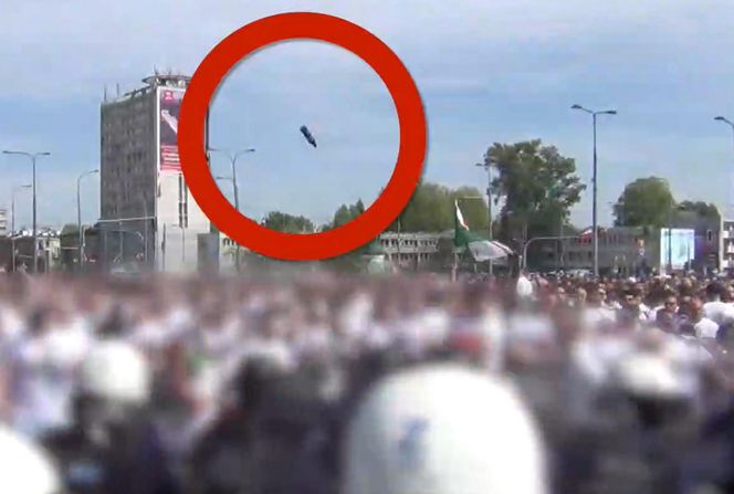 Służby opublikowały szokujące nagranie. Kibice rzucali w policjantów szklanymi butelkami. „Zatrzymali blisko 100 osób”.