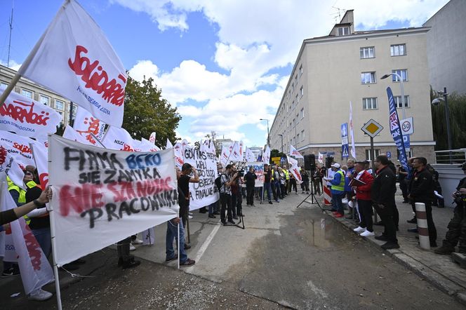 Protest pracowników pod ambasadą Turcji