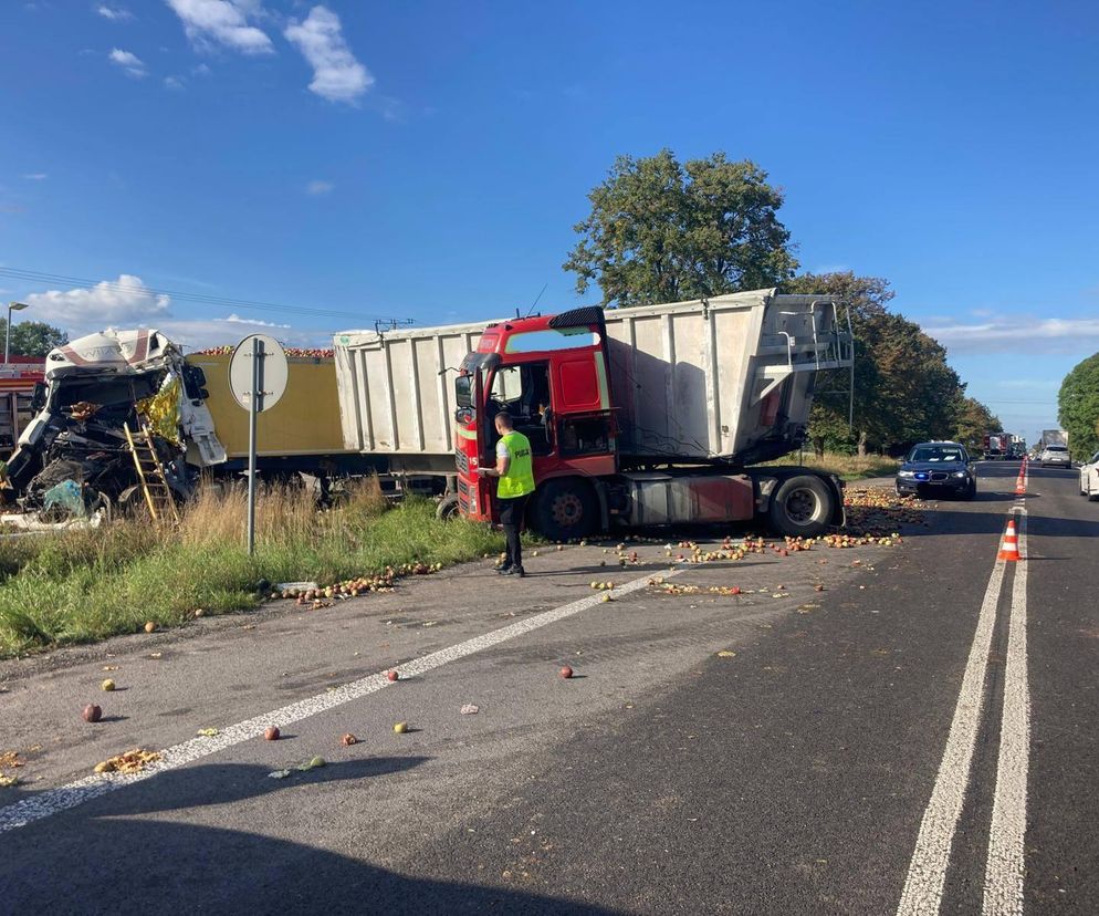 Tragiczny wypadek na DK 12. Ciężarówka wjechała w naczepę. Kierowca zginął na miejscu