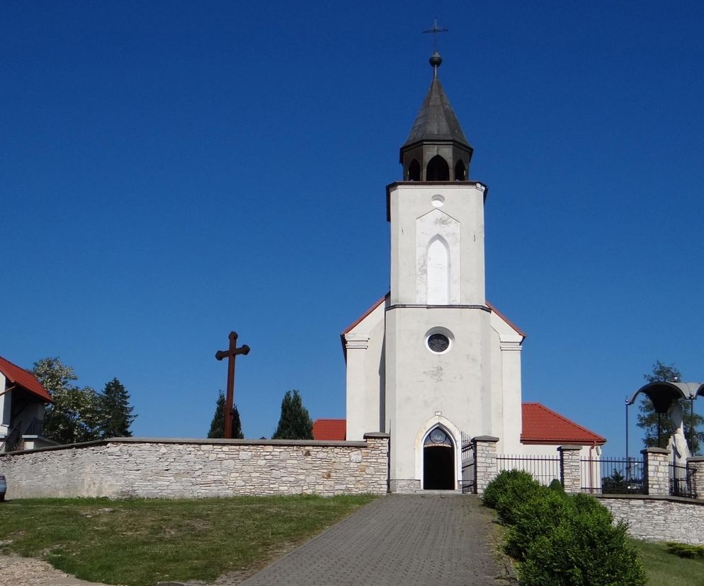 Ta wieś w Małopolsce przez ponad 100 lat była miastem. Średniowieczny zamek przekształcono tam w kościół 